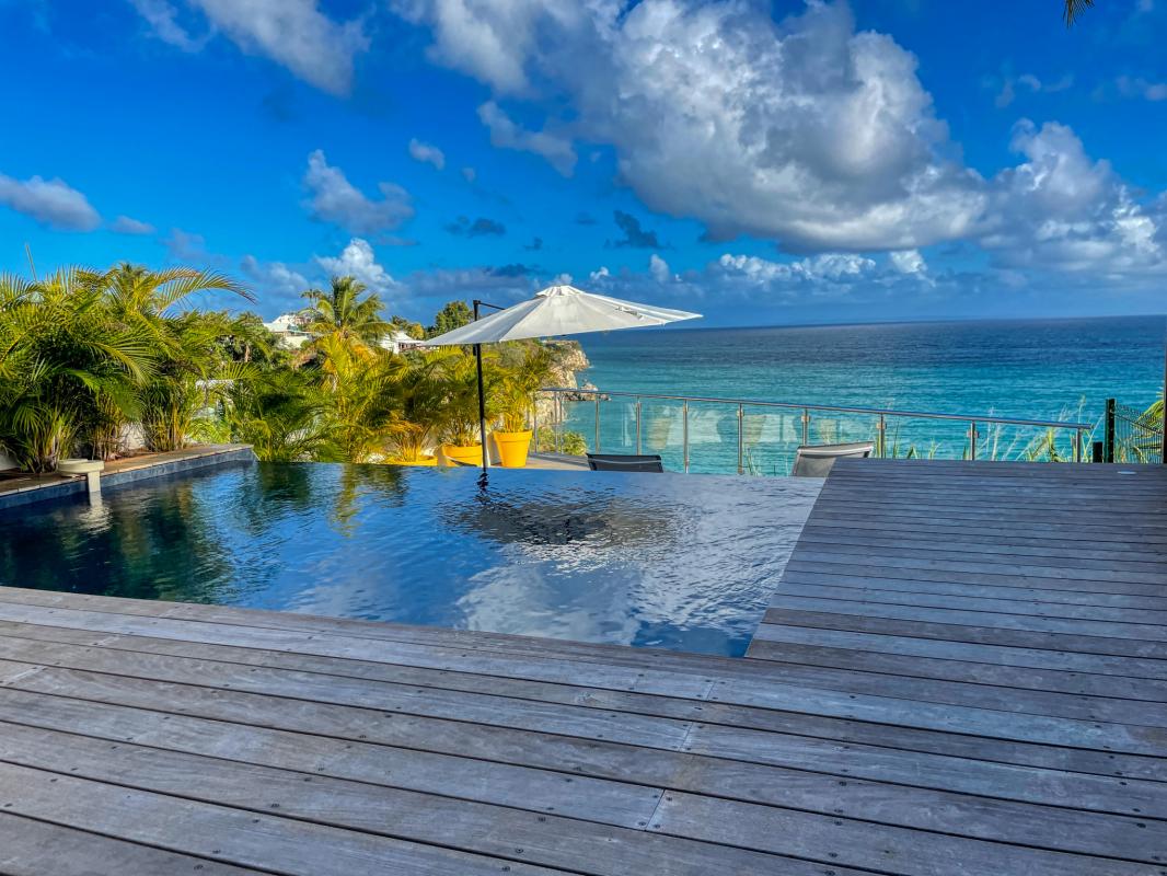 A louer villa 4 chambres au Gosier avec piscine et vue mer - vue mer et transats.